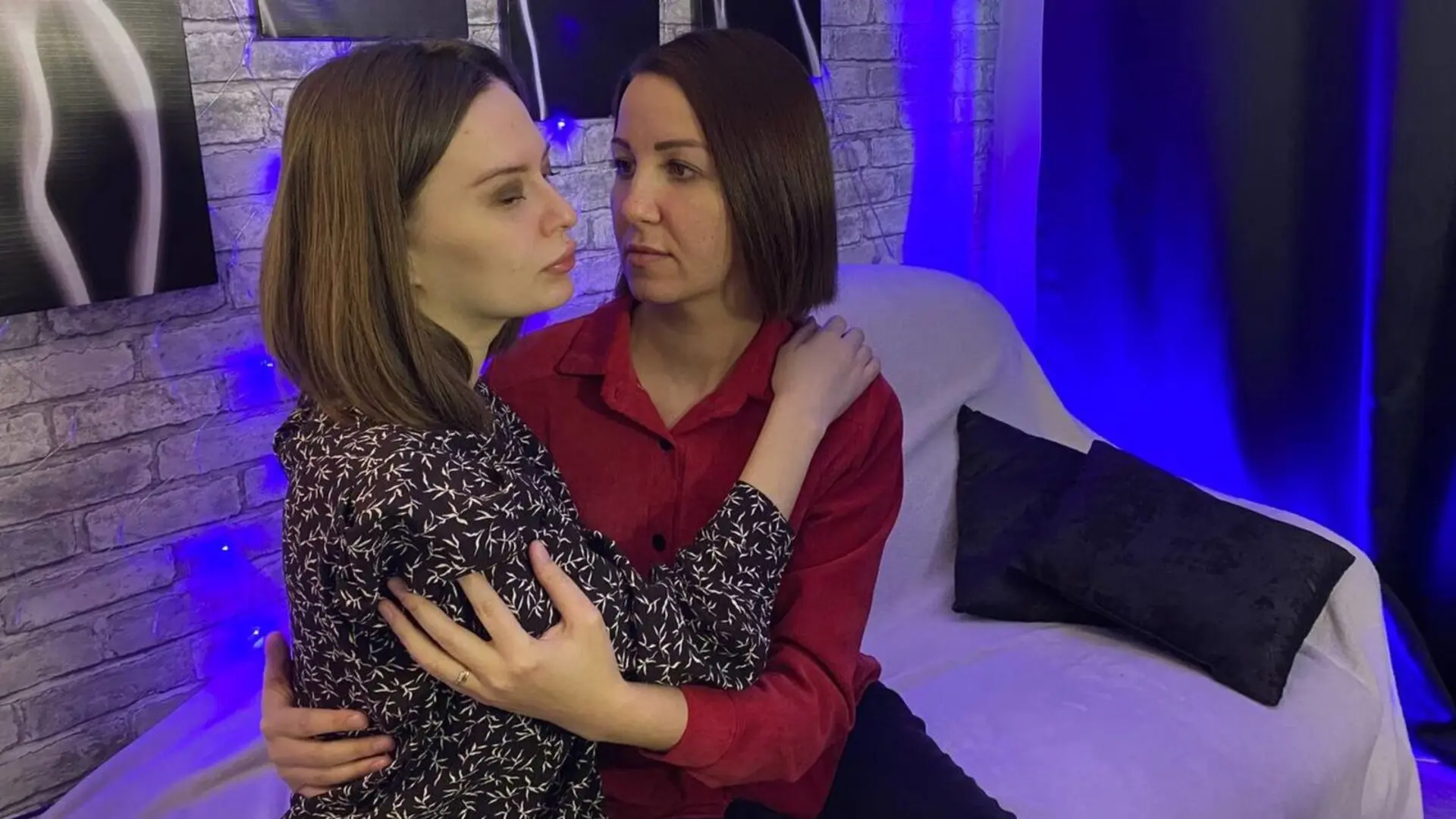 BellaandKatty's Live Nude Chat