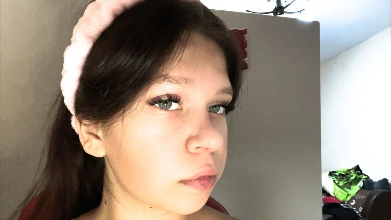 EmmyReds's Live Nude Chat