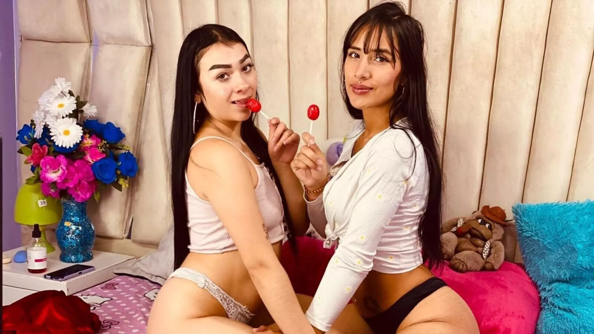 GabyAndAvy's Live Nude Chat