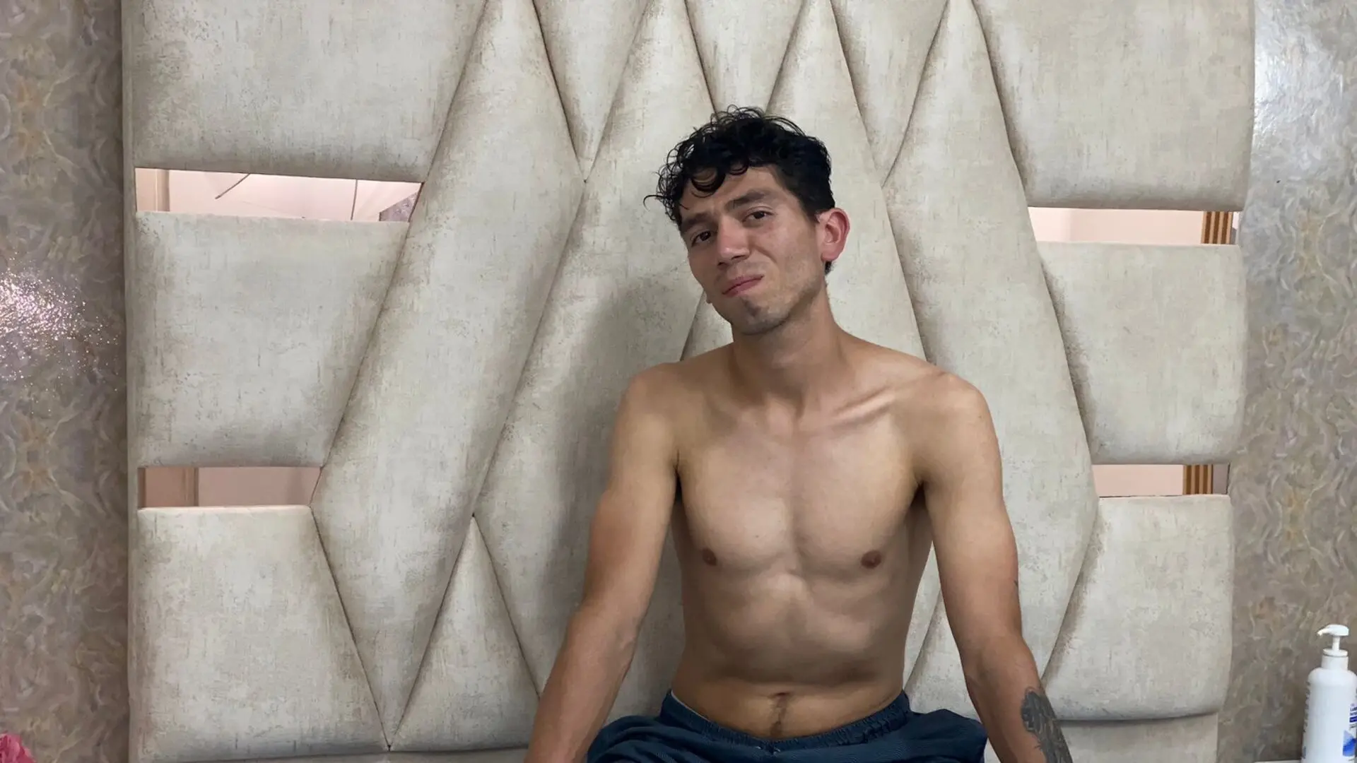 JonasHiltom's Live Nude Chat