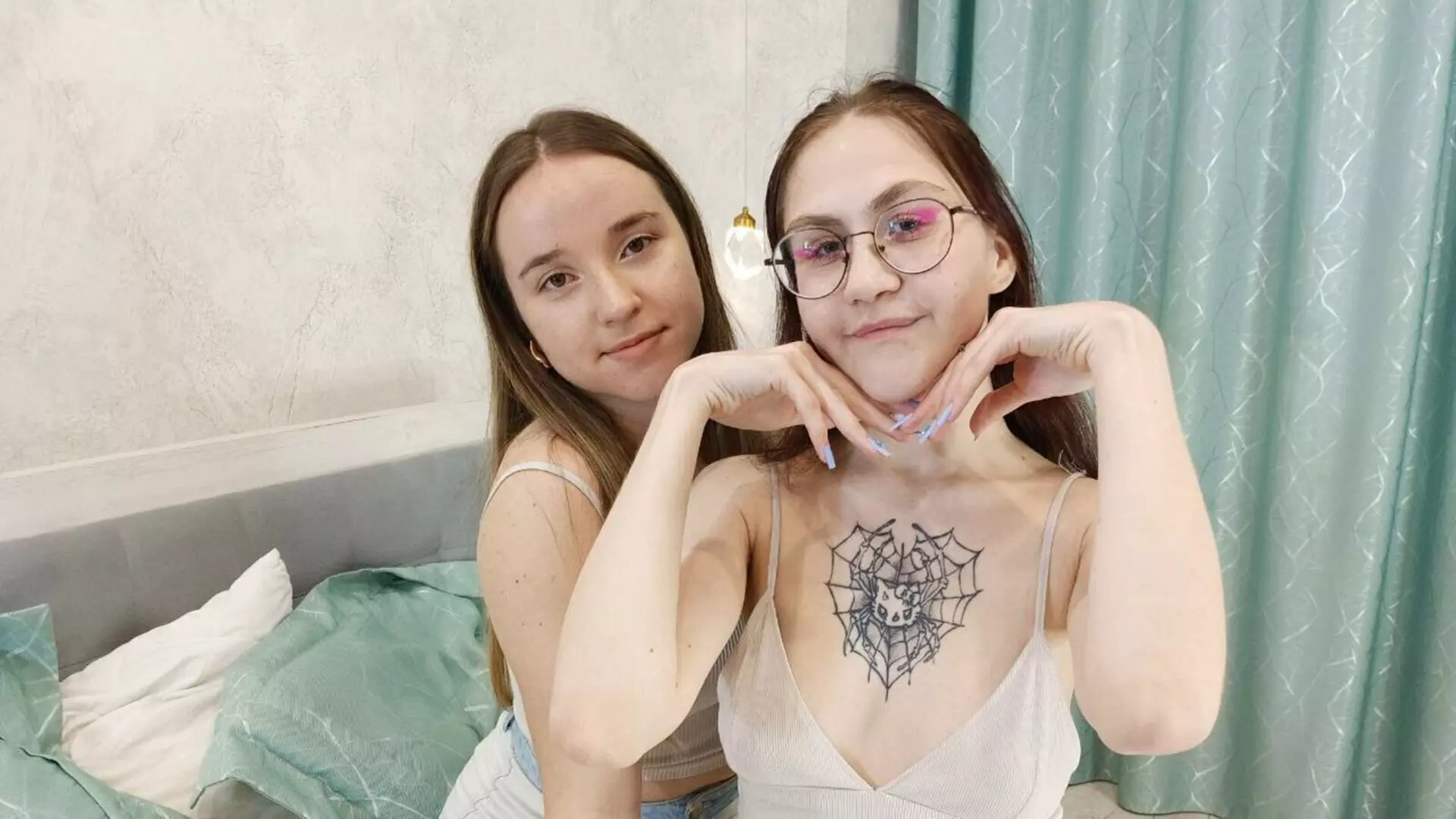 OdellaAndWilone's Live Nude Chat