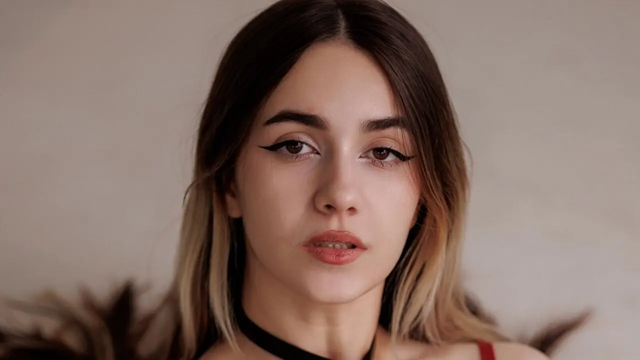 SlaviaSun's Live Nude Chat