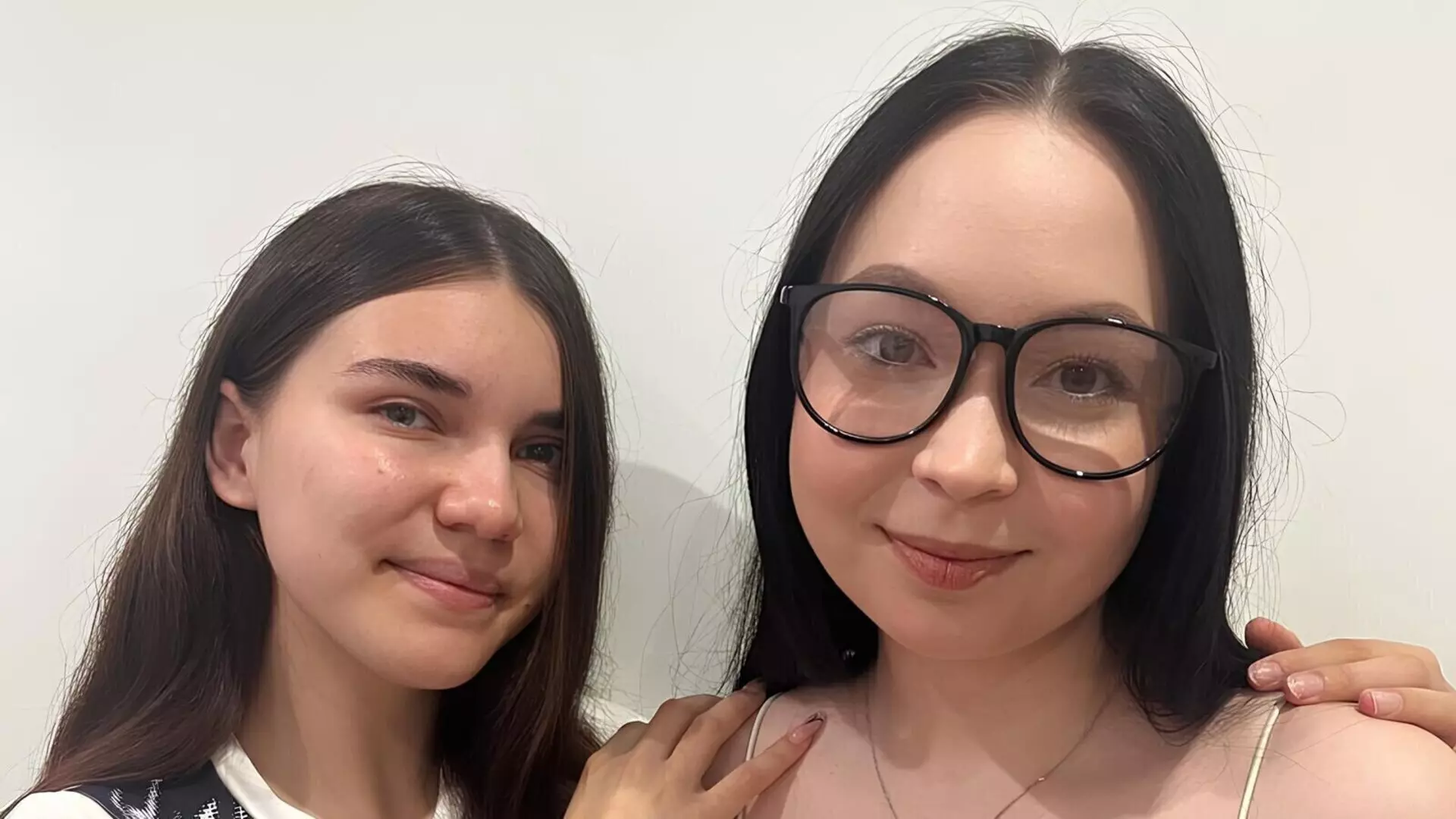 WandaAndPeggy's Live Nude Chat